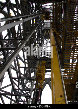 Vista generale della torre di perforazione all'interno ultra deep water nave di perforazione Ocean rig Mykonos, lavorando per la Petrobras in Brasile Foto Stock