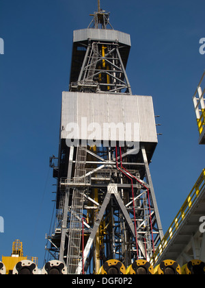 Vista generale della torre di perforazione all'interno ultra deep water nave di perforazione Ocean rig Mykonos, lavorando per la Petrobras in Brasile Foto Stock