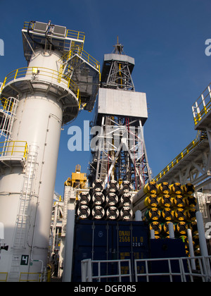 Vista generale della torre di perforazione all'interno ultra deep water nave di perforazione Ocean rig Mykonos, lavorando per la Petrobras in Brasile Foto Stock