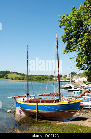 Piccole imbarcazioni ormeggiate al angolo soleggiato sul fiume fal vicino a Truro in Cornovaglia, Regno Unito Foto Stock