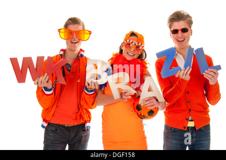 Due ragazzi e una ragazza, i tifosi del calcio olandese team. Foto Stock