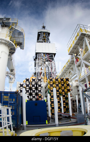 Vista generale della torre di perforazione all'interno ultra deep water nave di perforazione Ocean rig Mykonos, lavorando per la Petrobras in Brasile Foto Stock