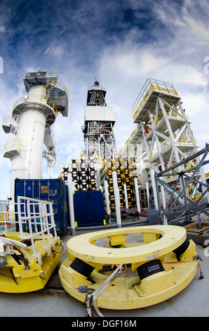 Vista generale della torre di perforazione all'interno ultra deep water nave di perforazione Ocean rig Mykonos, lavorando per la Petrobras in Brasile Foto Stock