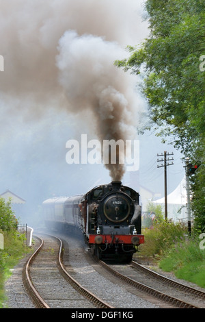 Treno a vapore lasciando Consall Station - Churnet Valley Railway Foto Stock