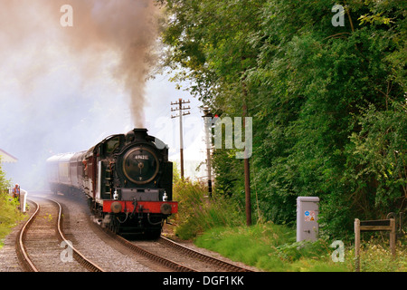 Treno a vapore lasciando Consall Station - Churnet Valley Railway Foto Stock