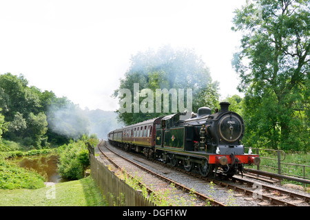 Treno a vapore lasciando Consall Station - Churnet Valley Railway Foto Stock