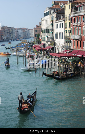Gondolieri sul Canal Grande a Venezia, Italia. Foto Stock