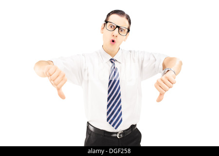 Uomo con cravatta e occhiali dando il pollice verso il basso Foto Stock