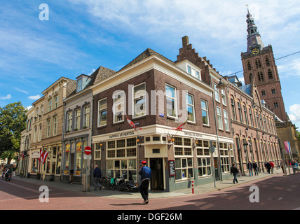 Persone non identificate in corrispondenza dell'intersezione di Hamerstraat e Torenstraat nel s Hertogenbosch, Paesi Bassi Foto Stock