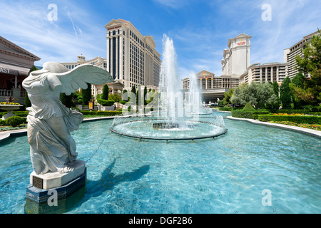 La Vittoria Alata di Samotracia statua replica nella parte anteriore del Caesars Palace Hotel & Casino, Las Vegas, Nevada, STATI UNITI D'AMERICA Foto Stock