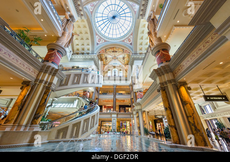 Il Forum Shops at Caesar attaccato al Caesars Palace Casino, Las Vegas Boulevard South (striscia), Las Vegas, Nevada, STATI UNITI D'AMERICA Foto Stock