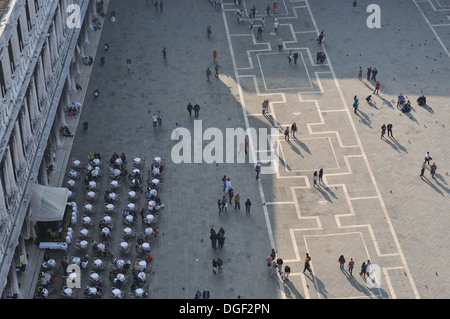 Piazza San Marco visto il campanile e la Torre dell Orologio. La torre consente una vista panoramica di Venezia. Foto Stock