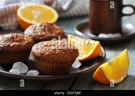 Muffin alla carota con arance fresche frutta su sfondo di legno Foto Stock