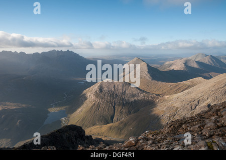 Vista dal Bla Bheinn oltre Glen Sligachan e il rosso e il nero Cuillin, Isola di Skye, Ebridi Interne, Highlands scozzesi Foto Stock