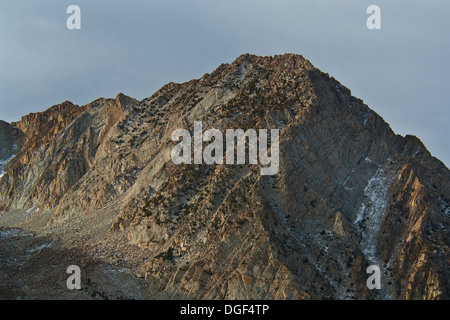 Picco di montagna e ridge vicino Tioga Pass, Mono County, California Foto Stock