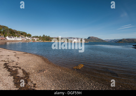 Riva del Loch Carron presso il grazioso villaggio di Plockton, Highlands scozzesi Foto Stock