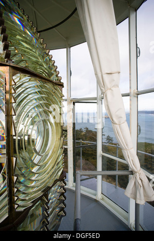 La filatura lente di Fresnel alloggiamento in Cape Blanco torre faro Foto Stock