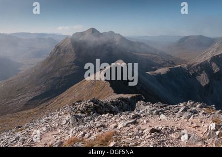 Vista da Spidean Coire na Clach lungo la cresta del vertice di Beinn Eighe verso Liathach, Torridon, Wester Ross, Scozia Foto Stock