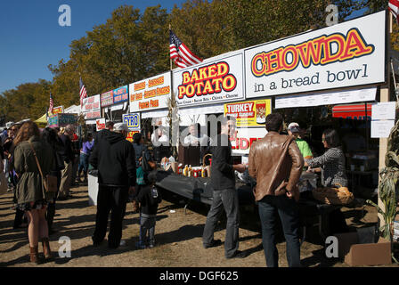 Cambridge, Massachusetts, USA, il 20 ottobre 2013. I fornitori di prodotti alimentari servono gli spettatori sulle rive del fiume Charles durante la testa del Charles regata in Cambridge, Massachusetts, Domenica, 20 ott. 2013. Foto Stock