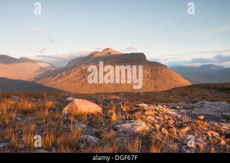 Vista da Beinn Alligin verso Liathach in golden sera la luce solare, Torridon, Wester Ross, Highlands scozzesi Foto Stock