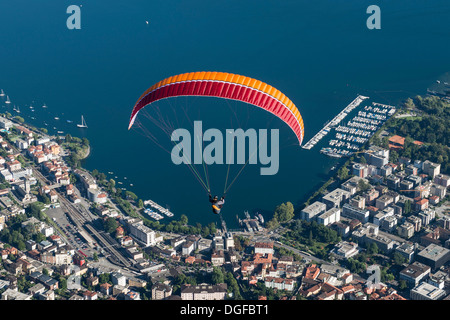 Vista aerea, parapendio, marina, Lago Maggiore, Locarno, Kanton Tessin, Svizzera Foto Stock