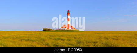 Leuchtturm Westerheversand faro, Westerhever, Eiderstedt, Frisia settentrionale, Schleswig-Holstein, Germania Foto Stock