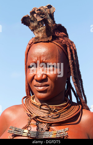 Giovani sposato donna Himba, in costume tradizionale e copricapo, Kaokoland, Kunene, Namibia Foto Stock