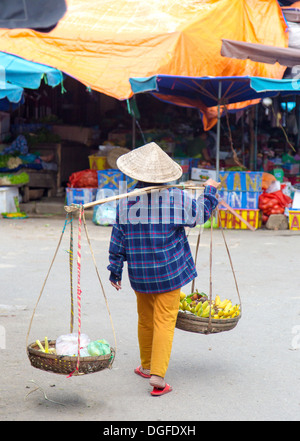 Tipico venditore ambulante in Hoi An, Vietnam Foto Stock