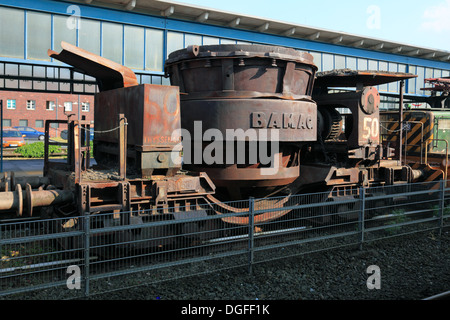 D-Oberhausen, la zona della Ruhr, Basso Reno, Renania, Renania settentrionale-Vestfalia, NRW, LVR Industrial Museum, la principale stazione ferroviaria di Oberhausen, museo di piattaforma, scoria siviera auto Foto Stock