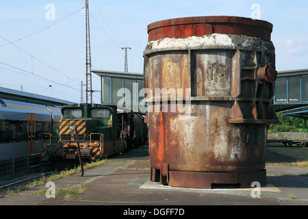 D-Oberhausen, la zona della Ruhr, Basso Reno, Renania, Renania settentrionale-Vestfalia, NRW, LVR Industrial Museum, la principale stazione ferroviaria di Oberhausen, museo di piattaforma, locomotiva EH 158, fonderia siviera Foto Stock