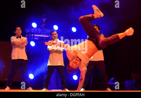 Braunschweig, Germania. Xix oct, 2013. Il vietnamita breakdance team 'S.I.N.E. Equipaggio' esegue sul palco durante il Breakdance Campionati del Mondo "Battaglia dell'anno" di Braunschweig, Germania, 19 ottobre 2013. Quindici squadre provenienti da tutto il mondo si sono qualificati per la concorrenza. Foto: Peter Steffen/dpa/Alamy Live News Foto Stock