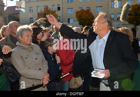 Leipzig, Germania. Xix oct, 2013. Attore Dieter Bellmann (R) assiste il festival della ventola della ARD televisione serie 'In aller Freundschaft' per segnare il suo quindicesimo anniversario di Lipsia, in Germania, il 19 ottobre 2013. Foto: Hendrik Schmidt/dpa/Alamy Live News Foto Stock