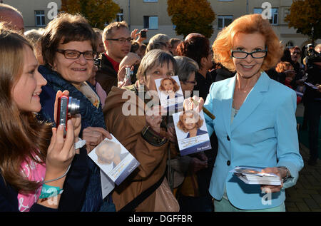 Leipzig, Germania. Xix oct, 2013. L'attrice Jutta Kammann (R) assiste il festival della ventola della ARD televisione serie 'In aller Freundschaft' per segnare il suo quindicesimo anniversario di Lipsia, in Germania, il 19 ottobre 2013. Foto: Hendrik Schmidt/dpa/Alamy Live News Foto Stock