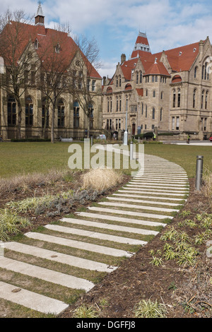 Erba curvo e percorso di pietra di fronte Alan Gilbert Learning Commons, l'Università di Manchester REGNO UNITO Foto Stock