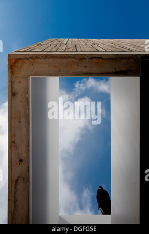 Casa in Aldeia do Juso, Aldeia do Juso, Portogallo. Architetto: ARX Arquitectos, 2011. Basso angolo di visione verso l'alto vuoto e sky. Foto Stock