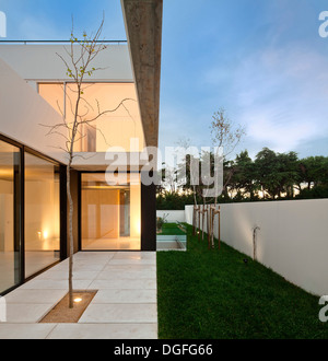 Casa in Aldeia do Juso, Aldeia do Juso, Portogallo. Architetto: ARX Arquitectos, 2011. Vista dal giardino al tramonto. Foto Stock