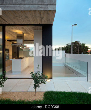 Casa in Aldeia do Juso, Aldeia do Juso, Portogallo. Architetto: ARX Arquitectos, 2011. Cucina con giardino al tramonto. Foto Stock