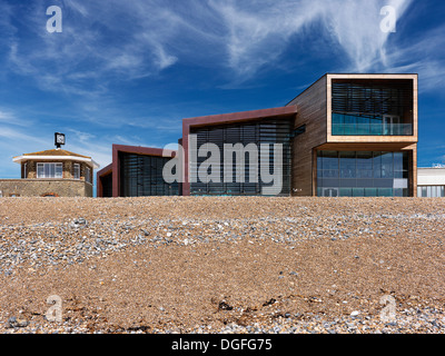 Splashpoint Leisure Centre, Worthing, Regno Unito. Architetto: Wilkinson Eyre Architects, 2013. A sud la facciata sul mare. Foto Stock