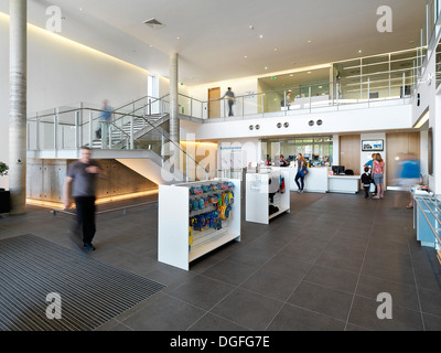 Splashpoint Leisure Centre, Worthing, Regno Unito. Architetto: Wilkinson Eyre Architects, 2013. Ingresso pubblico hall. Foto Stock