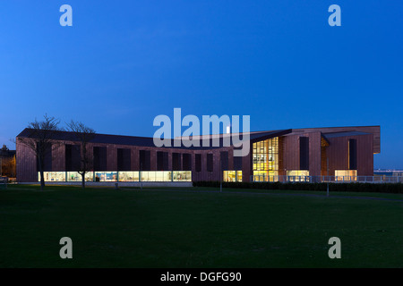 Splashpoint Leisure Centre, Worthing, Regno Unito. Architetto: Wilkinson Eyre Architects, 2013. La facciata ovest. Foto Stock