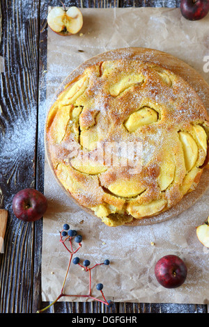 Apple-mela cotogna torta rotonda, vista dall'alto, cibo Foto Stock