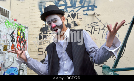 Ritratto di Keo, un cambogiano clown off Bedford Avenue a Williamsburg, Brooklyn, New York Foto Stock