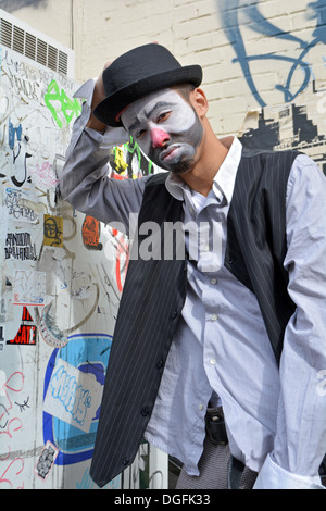 Ritratto di Keo, un cambogiano clown off Bedford Avenue a Williamsburg, Brooklyn, New York Foto Stock