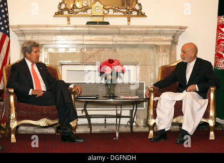 Segretario Kerry si incontra con il presidente afgano Karzai Foto Stock