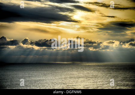 Tempesta sul mare dopo una pioggia. Immagine hdr Foto Stock