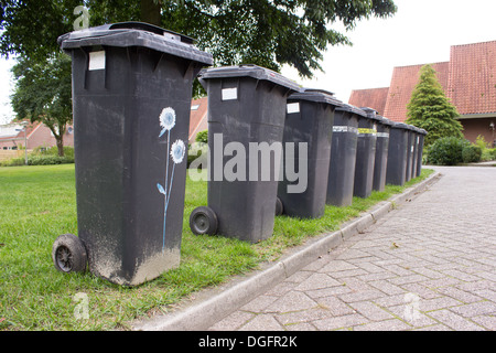 Grigio a contenitori per rifiuti in una riga Foto Stock