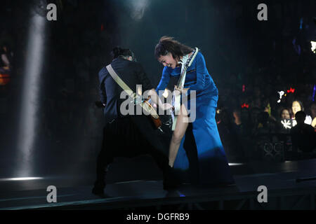 Hong Kong, Cina. Xix oct, 2013. Il cantante Denise Ho detiene il concerto Memento Vivere2013 a Hong Kong, Cina sabato 19 ottobre, 2013. © TopPhoto/Alamy Live News Foto Stock