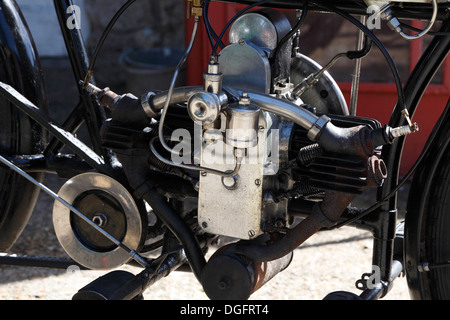 Chiusura del motore bicilindrico sul motociclo Douglas Isle of Wight, Hampshire, Inghilterra Foto Stock