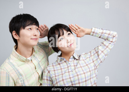 Un giovane salutando Foto Stock