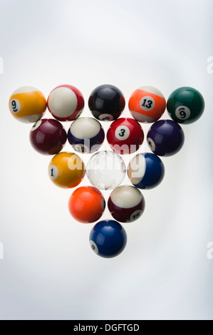 Un set di palle da biliardo e una sfera di vetro Foto Stock